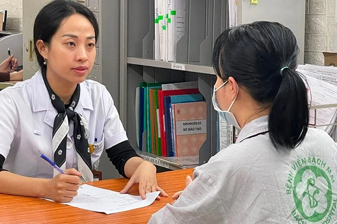 Nhân viên y tế tư vấn cho bệnh nhân ung thư đang điều trị tại Bệnh viện Bạch Mai.