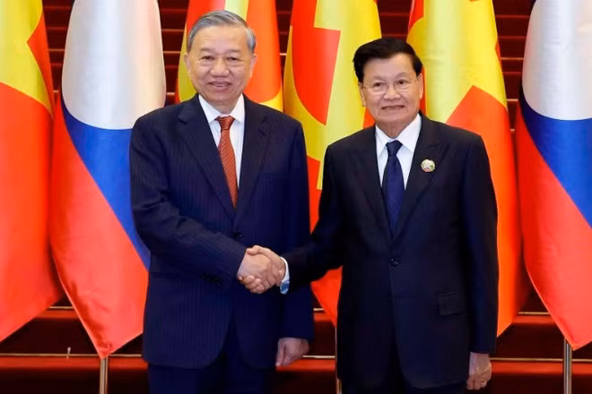 Tổng Bí thư Tô Lâm và Tổng Bí thư, Chủ tịch nước Lào Thongloun Sisoulith đồng chủ trì Cuộc gặp cấp cao giữa Đảng Cộng sản Việt Nam và Đảng Nhân dân Cách mạng Lào. (Ảnh: TTXVN)