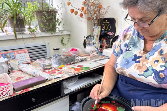 Các nghệ nhân vừa nghe nhạc vừa vẽ tranh. (Ảnh: THÙY VÂN)
