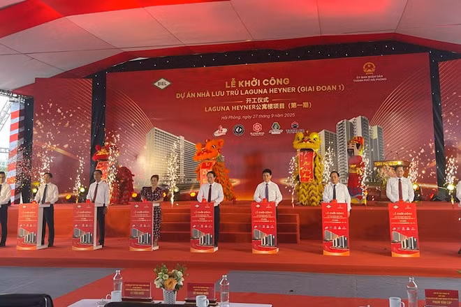 Các đại biểu bấm nút khởi công Dự án Nhà lưu trú Laguna Heyner.
