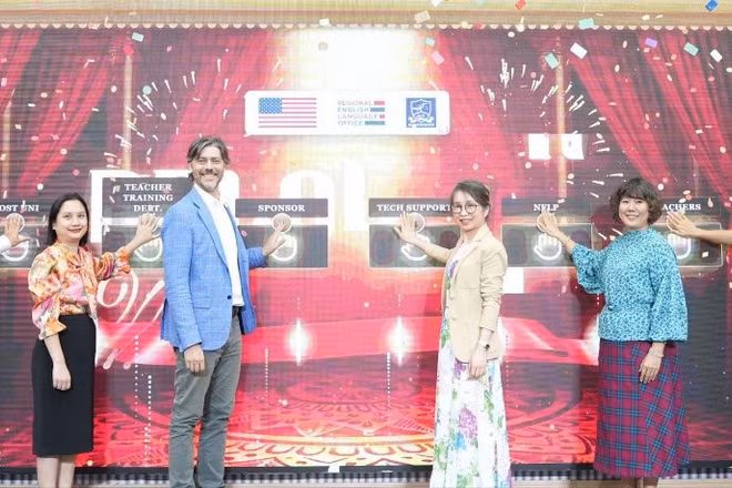 Các đại biểu thực hiện nghi thức bấm nút chính thức khởi động Dự án “American English Viewing Marathon 2026”.