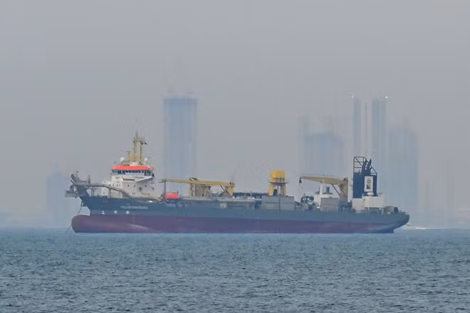 Tàu thương mại thả neo ngoài khơi Dubai, Các Tiểu vương quốc Arab thống nhất, do gián đoạn hoạt động vận tải ở eo biển Hormuz, ngày 2/3/2026. (Ảnh: AA/TTXVN)