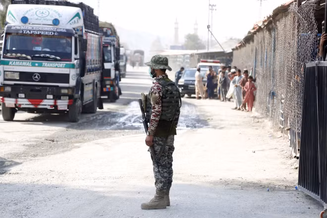 Binh sĩ Pakistan gác tại cửa khẩu Torkham ở biên giới với Afghanistan. (Ảnh minh họa: THX/TTXVN)