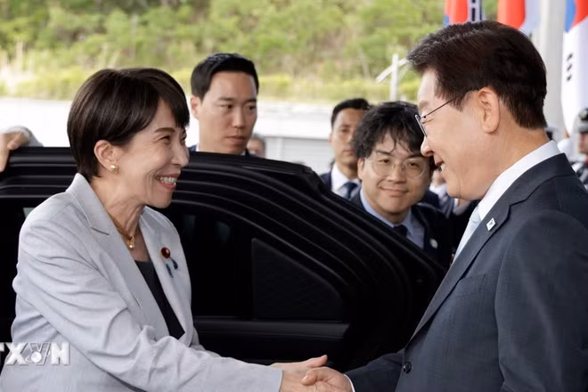 Tổng thống Hàn Quốc Lee Jae Myung và Thủ tướng Nhật Bản Sanae Takaichi tại cuộc gặp ở Andong, tỉnh Bắc Gyeongsang, Hàn Quốc, ngày 19/5/2026. (Ảnh: Yonhap/TTXVN)