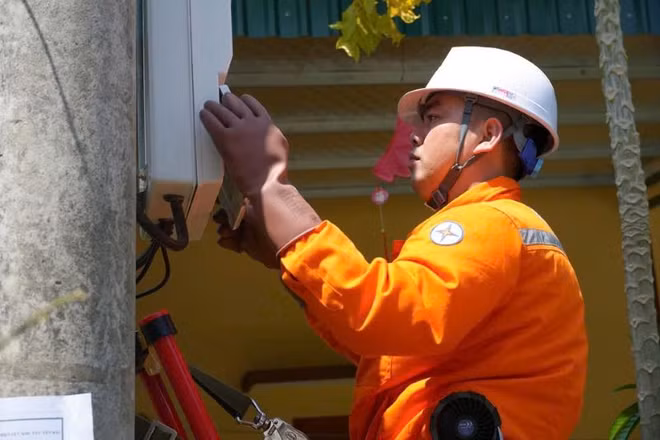 Nhân viên Công ty Điện lực Lào Cai tăng cường kiểm tra, bảo dưỡng lưới điện nhằm bảo đảm cung ứng điện an toàn, ổn định trong mùa nắng nóng.
