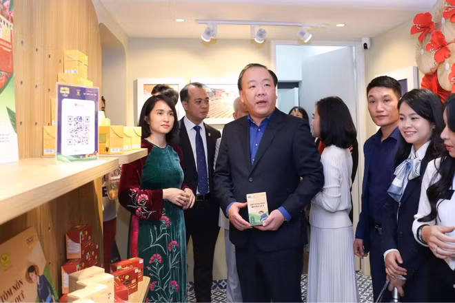 Khai mạc không gian trưng bày, livestream "Sức sống hàng Việt".