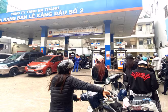Nguồn cung xăng dầu trong nước vẫn cơ bản ổn định nhờ sự phối hợp chặt chẽ giữa các bộ, ngành, doanh nghiệp và chính sách điều hành linh hoạt.