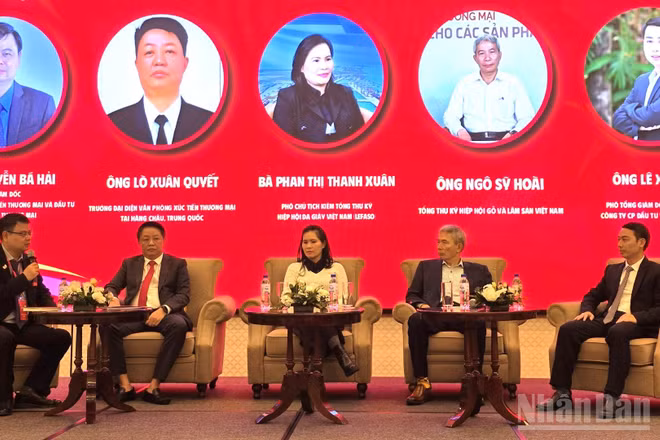 Phiên tọa đàm trong khuôn khổ Diễn đàn “Giải pháp nâng cao năng lực cạnh tranh cho sản phẩm xuất khẩu Việt Nam trong chuỗi thương mại toàn cầu”. (Ảnh: KIM DUNG)
