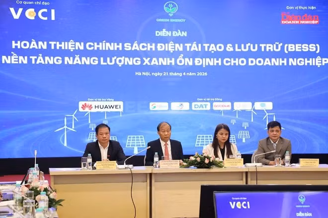 Các đại biểu chủ trì diễn đàn “Hoàn thiện chính sách điện tái tạo và lưu trữ - nền tảng năng lượng xanh ổn định cho doanh nghiệp”.