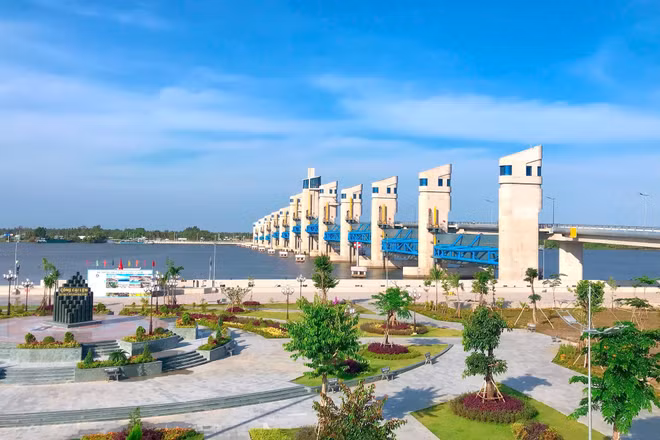 Công trình thủy lợi Cái Lớn-Cái Bé là một trong 4 hệ thống trọng điểm được giám sát chất lượng nước thường xuyên, góp phần hình thành "lá chắn mềm" bảo vệ nguồn nước khu vực phía nam.
