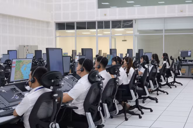Kiểm sát viên không lưu điều hành bay tại Trung tâm Kiểm soát đường dài Hồ Chí Minh.