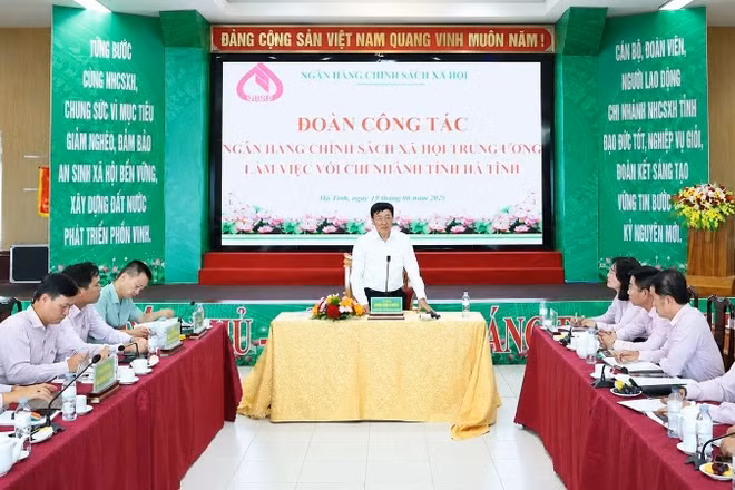Tổng Giám đốc NHCSXH Dương Quyết Thắng phát biểu chỉ đạo tại buổi làm việc với chi nhánh NHCSXH tỉnh Hà Tĩnh.