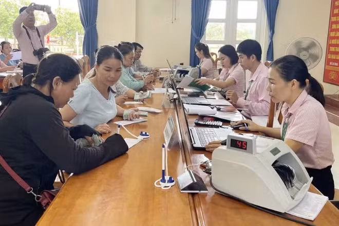 Điểm giao dịch chính sách luôn hoạt động tích cực phục vụ nhân dân.