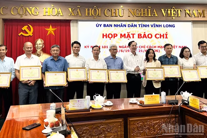 Lãnh đạo tỉnh trao Bằng khen cho nhà báo, phóng viên. 