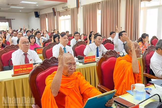 Đại biểu biểu quyết tại Kỳ họp. 