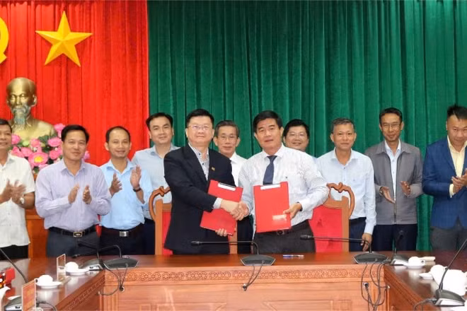 Ký kết hợp tác giữa hai bên.