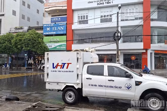 Xe thông tin lưu động của phường Tuy Hòa liên tục cảnh báo diễn biến của bão và tuyên truyền người dân chủ động phòng, chống.