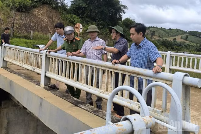 Lãnh đạo Giám đốc Công ty trách nhiệm hữu hạn một thành viên quản lý công trình thủy lợi Đắk Lắk phối hợp các ngành chức năng kiểm tra các hồ đập, công trình thủy lợi trên địa bàn xã Ea Ô.