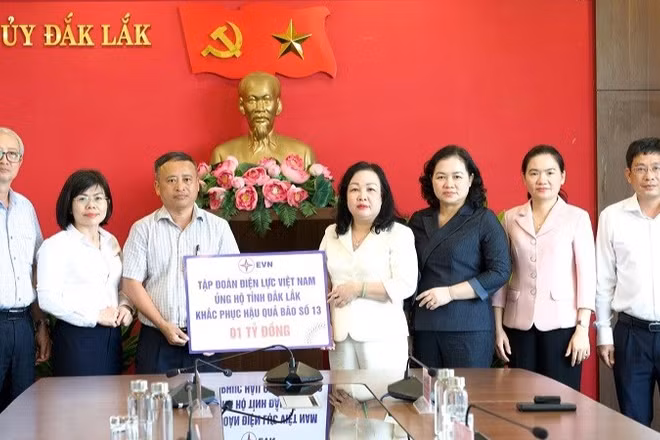 Thừa ủy quyền của Tập đoàn Điện lực Việt nam, ông Trần Văn Thuận, Giám đốc Công ty Điện lực Đắk Lắk trao tặng ủng hộ tỉnh Đắk Lắk 1 tỷ đồng khắc phục hậu quả bão số 13.