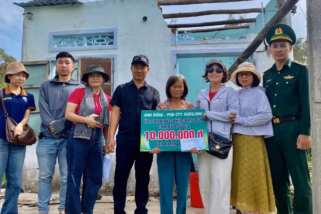 Đại diện Đồn Biên phòng Xuân Đài, Agrilong và Hội thiện nguyện Đom Đóm Phú Yên thăm hỏi, động viên và trao hỗ trợ cho các hộ dân bị thiệt hại do bão số 13 trên địa bàn phường Sông Cầu.