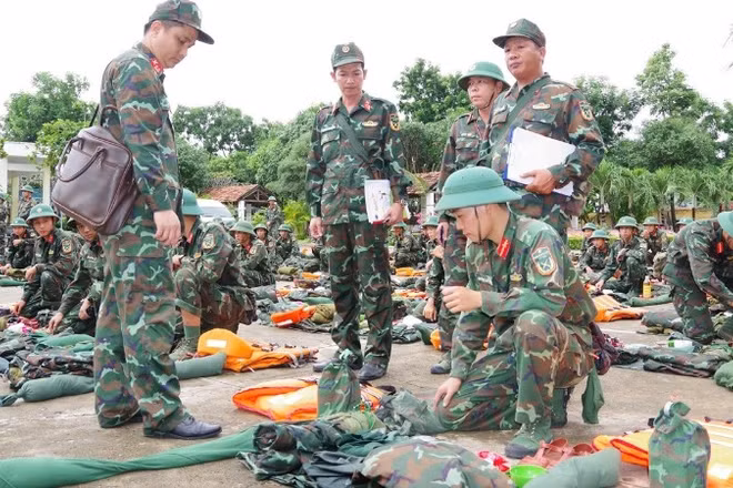 Trung đoàn 888, Bộ Chỉ huy Quân sự tỉnh Đắk Lắk kiểm tra quân tư trang của lực lượng làm nhiệm vụ phòng chống bão lụt.
