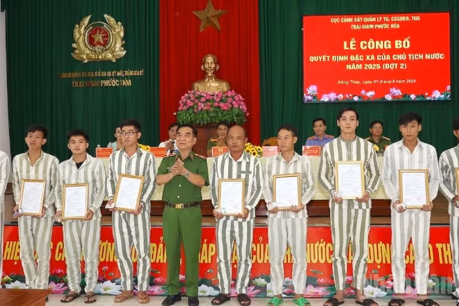 Thiếu tướng Nguyễn Việt Hùng trao quyết định đặc xá của Chủ tịch nước cho các phạm nhân được đặc xá. 
