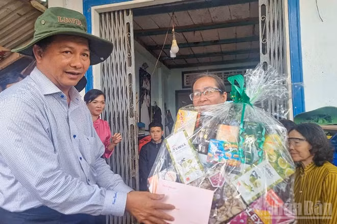 Bí thư Tỉnh ủy Vĩnh Long Trần Văn Lâu trao quà cho người dân vùng sạt lở cồn Thanh Long. 