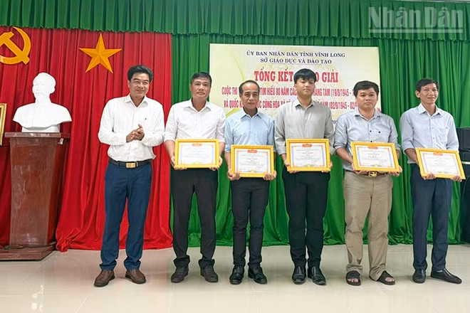 Ban Tổ chức khen thưởng những học sinh đoạt giải khối trung học cơ sở. 