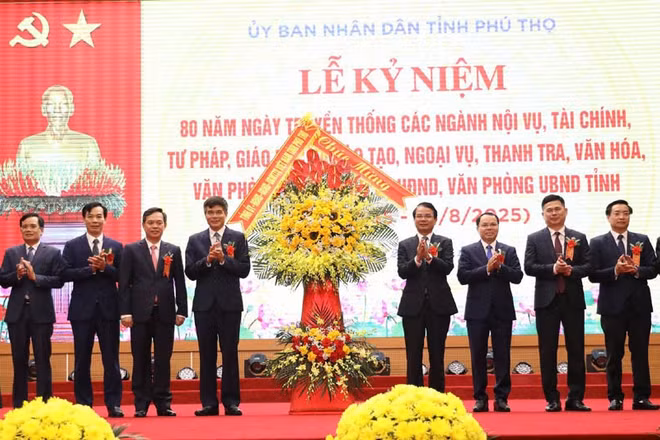 Bí thư Tỉnh ủy Phú Thọ Đặng Xuân Phong tặng hoa chúc mừng ngày truyền thống các ngành khối cơ quan Nhà nước tỉnh Phú Thọ.