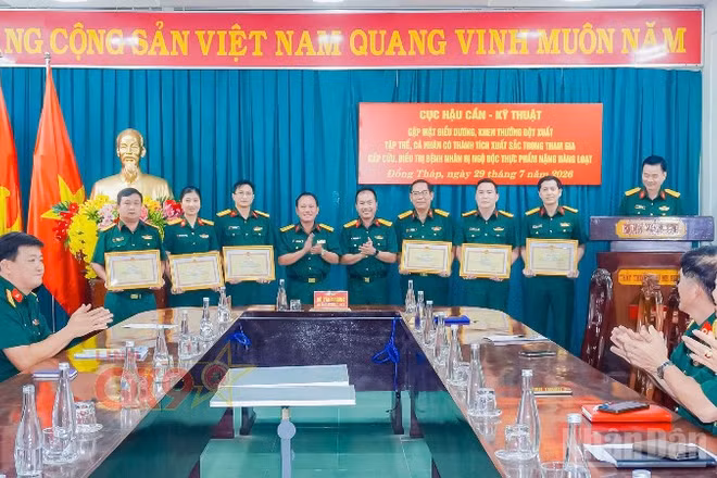 Cục Hậu cần-Kỹ thuật đã trao thưởng cho các tập thể và cá nhân thuộc Bệnh viện Quân y 120.