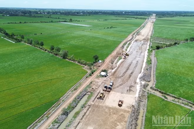 Một đoạn cao tốc Mỹ An-Cao Lãnh thiếu đường dân sinh, gây khó khăn cho nhân dân.