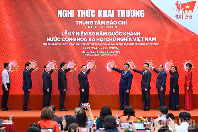 Các đại biểu thực hiện nghi thức bấm nút khai trương Trung tâm Báo chí Lễ kỷ niệm 80 năm Quốc khánh. (Ảnh: THỦY NGUYÊN)