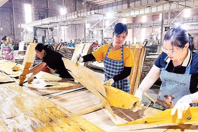 Cải cách hành chính sâu rộng đã tạo thuận lợi cho cộng đồng doanh nghiệp hoạt động trên địa bàn Thái Nguyên. Trong ảnh: Hoạt động chế biến gỗ tại Công ty TNHH Lechenwood Việt Nam, Khu công nghiệp Thanh Bình (Ảnh TUẤN SƠN)