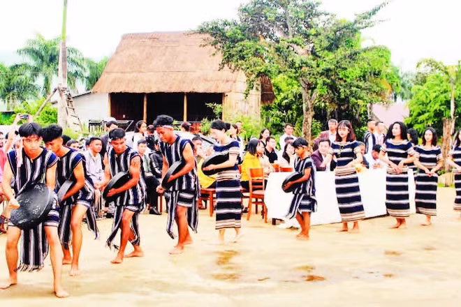 Thanh, thiếu niên người Cơ Ho biểu diễn cồng chiêng, dân vũ phục vụ du khách tại Làng K'Ho Cil.