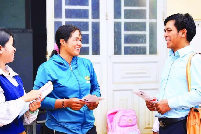 Cán bộ Trạm Y tế xã Tà Đùng, tỉnh Lâm Đồng đến tận nhà để khám bệnh, tuyên truyền người dân nâng cao ý thức trong việc chăm sóc sức khỏe, phòng ngừa dịch bệnh.