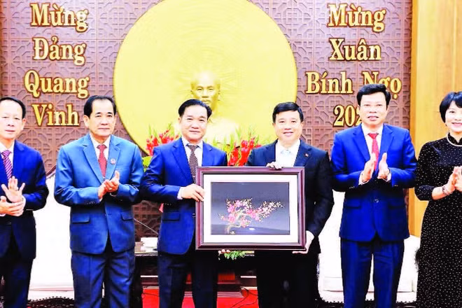Thường trực Tỉnh ủy Lâm Đồng tặng quà lưu niệm lãnh đạo tỉnh Bolykhamxay.