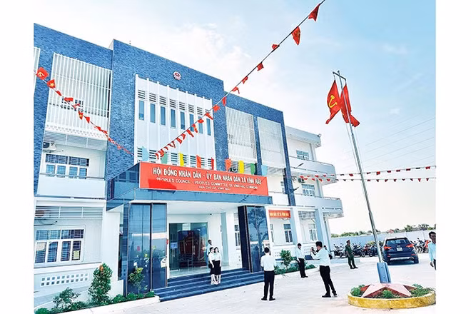 Trụ sở Ủy ban nhân dân Vĩnh Hậu, xã vùng ven biển ngày cận Tết.