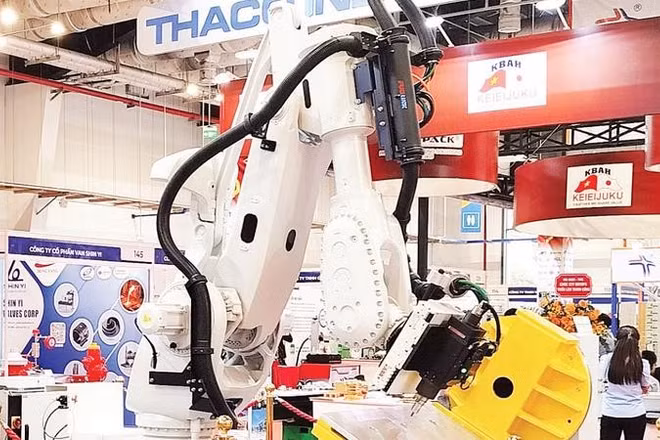 Máy móc, thiết bị do THACO Industries sản xuất được trưng bày tại Diễn đàn “Thúc đẩy phát triển công nghiệp hỗ trợ Việt Nam trong chuỗi cung ứng toàn cầu”.