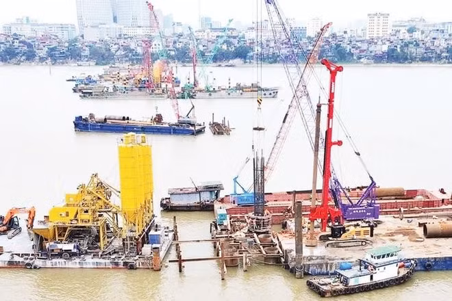 Các dự án trọng điểm trên địa bàn Thành phố Hà Nội đang được tập trung bảo đảm tiến độ. Trong ảnh: Công trường xây dựng cầu Trần Hưng Đạo đang khẩn trương thi công. (Ảnh QUANG THÁI)