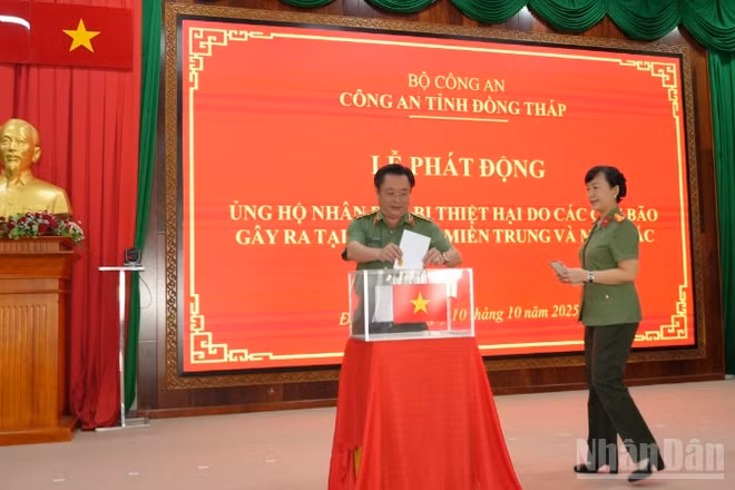 Các đồng chí trong Đảng ủy, Ban Giám đốc Công an tỉnh Đồng Tháp ủng hộ nhân dân bị thiệt hại.