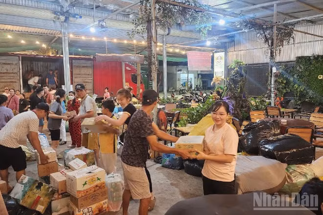 Câu lạc bộ thiện nguyện Từ Ái, phường Trung An, tỉnh Đồng Tháp chất hàng lên xe hướng ra miền Bắc.