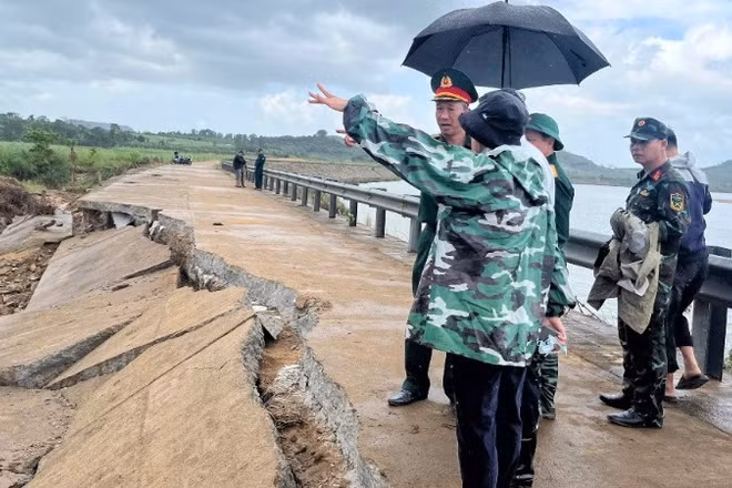 Hiện trường một đoạn kè sông Ba đoạn qua thôn Lạc Mỹ, xã Sơn Thành bị sập. (Ảnh: Thủy Loan)