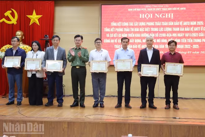 Các tập thể ở Đắk Lắk được Bộ trưởng Công an tặng Bằng khen có thành tích xuất sắc trong phong trào toàn dân bảo vệ an ninh Tổ quốc năm 2025.