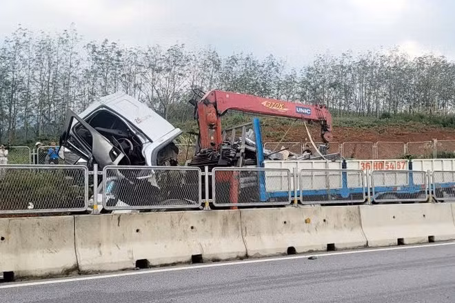 Hiện trường vụ tai nạn sáng 8/12 trên trên cao tốc đoạn qua tỉnh Quảng Trị (Quảng Bình cũ).
