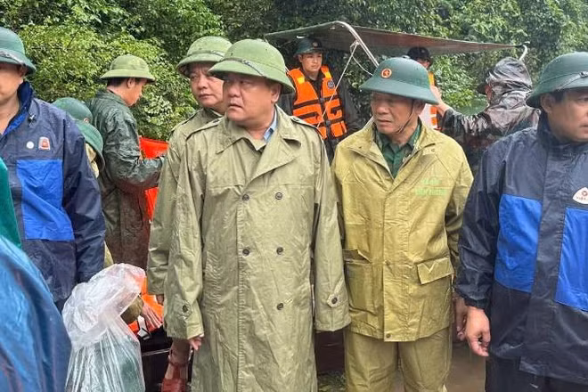 Chủ tịch tỉnh Quảng Trị Trần Phong (thứ 3 từ phải sang) kiểm tra việc ứng phó với mưa lũ ở vùng đồng bào Rục, xã Kim Điền chiều 3/11.