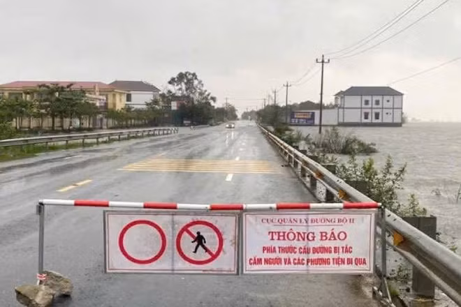 Công an xã Ninh Châu đề nghị người dân không điều khiển phương tiện qua vùng ngập lụt để bảo đảm an toàn.