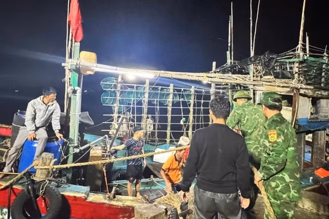 Trạm Biên phòng cửa khẩu cảng Hòn La tiếp nhận 7 thuyền viên tàu cá Thanh Hóa bị chìm trên biển.
