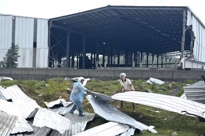 Một nhà xưởng sản xuất tại xã Phú Trạch bị bão làm hư hỏng cơ sở vật chất.