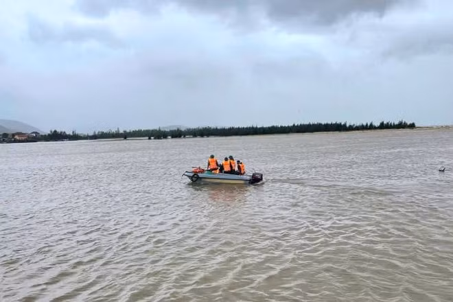 Lực lượng của Đồn Biên phòng Roòn tìm kiếm ngư dân bị mất tích ở cửa sông Roòn. 