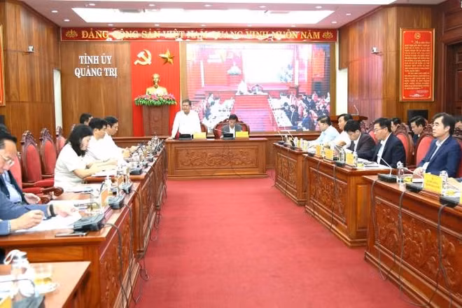 Các đại biểu dự hội nghị tại điểm cầu trung tâm trụ sở Tỉnh ủy Quảng Trị.